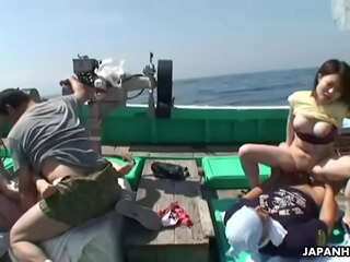Chica asiática golpeando en un barco de pesca (golpear, culo)